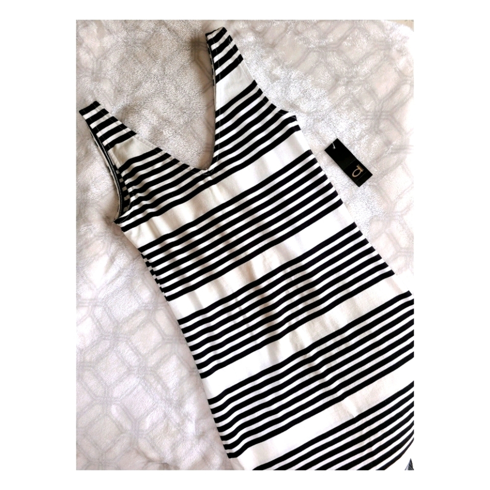 (NEW)DYNAMITE Deep V Basic Knit Dress